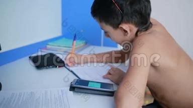 十几岁的男孩用<strong>手机做</strong>作业。 自然<strong>视频</strong>